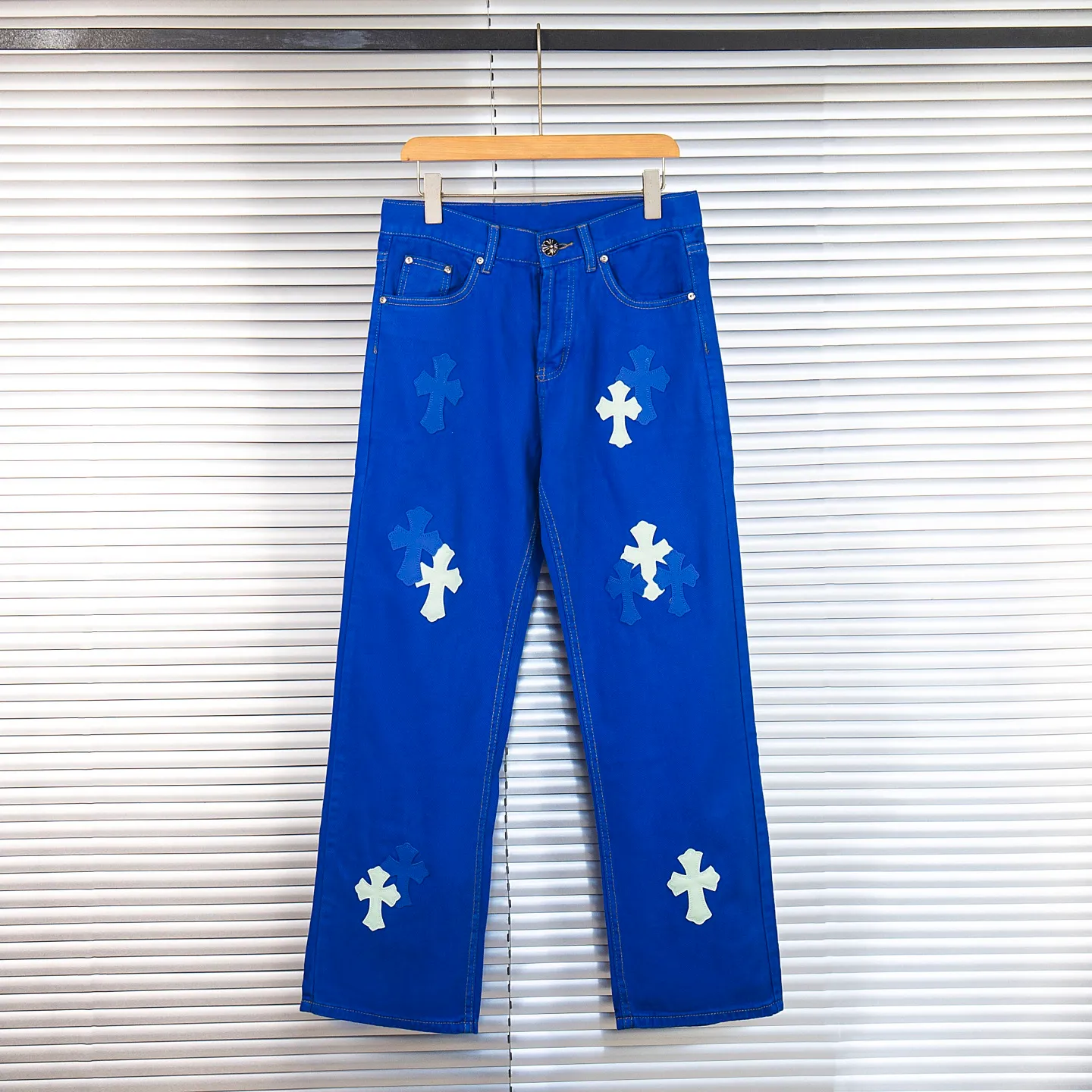 P270 Chrome hearts｜ch Chrome Hearts London-limited dopamine blue leather jeans - charming dopamine personality jeans, indispensable for fashionistas, the same model for celebrities, and a model touted by many bloggers. This new pair of pants is perfect in terms of shape and upper body. It is no exaggeration to say that making a pair of jeans is equivalent to the time of making 20 short-sleeved jeans. The fabric is made of high-quality imported denim. It has a unique high-end texture. I am very satisfied with it after washing and proofing several times. Style number: 1751# Color: Dopamine blue Size: 28 30 32 34